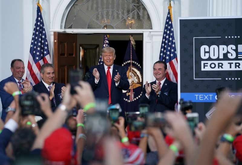 Trump dat biet danh cho doi thu anh 1