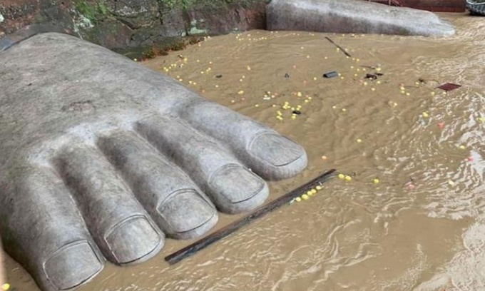 Tu Xuyen canh bao lu cao nhat, nuoc dang toi chan tuong Dai Phat hinh anh