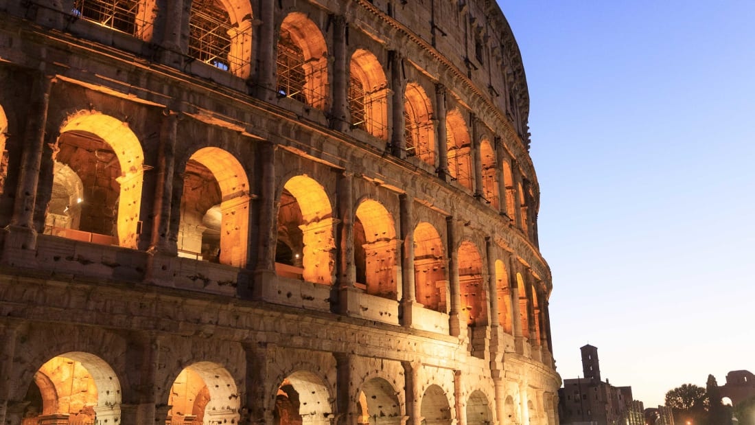 Du khach khac ten minh len Dau truong La Ma hinh anh