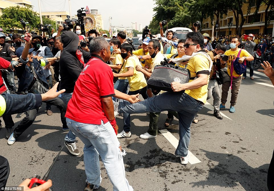 cac phe bieu tinh dung do o Bangkok anh 6