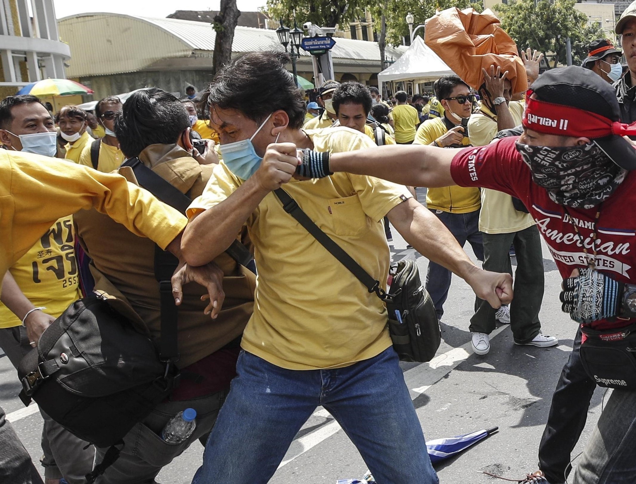 Phe bao hoang Thai Lan dung do nguoi bieu tinh hinh anh