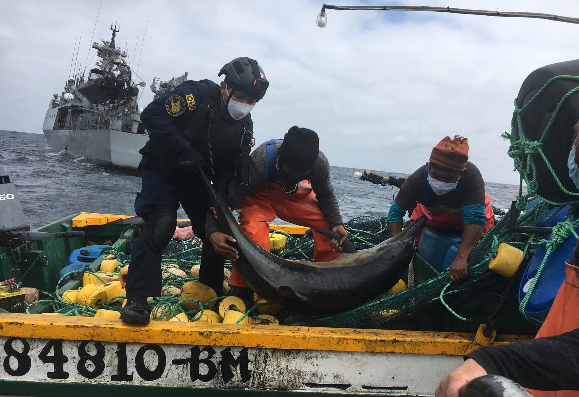 Cuoc duoi bat giua tuan duyen Peru va doi tau ca Trung Quoc khong lo hinh anh