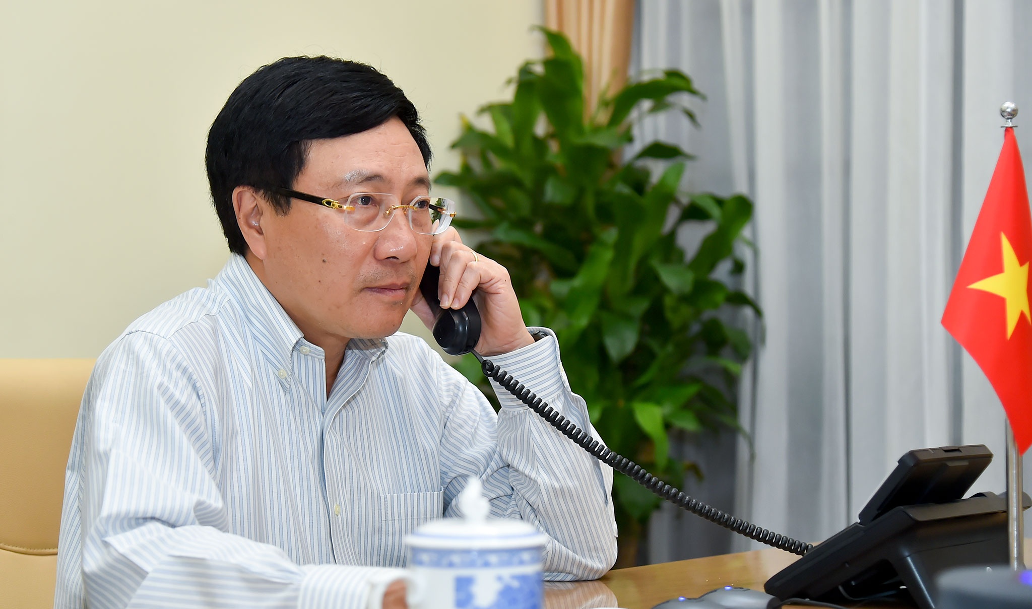 Pho thu tuong Pham Binh Minh dien dam voi ong Tony Blair hinh anh