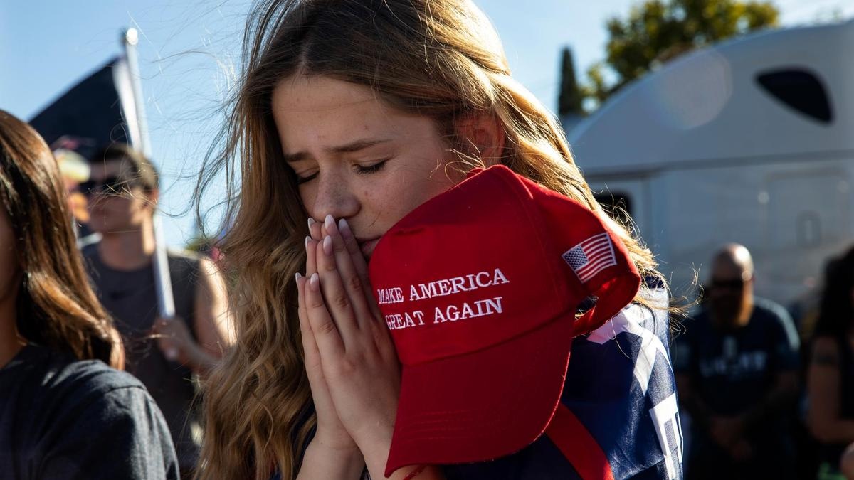 Nguoi ung ho ong Trump cau nguyen, mong the tran dao chieu hinh anh