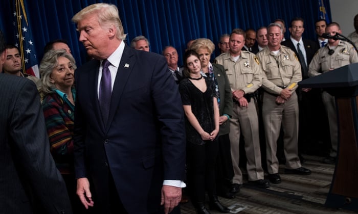 CNN: Mot so quan chuc bat dau roi bo Tong thong Trump hinh anh