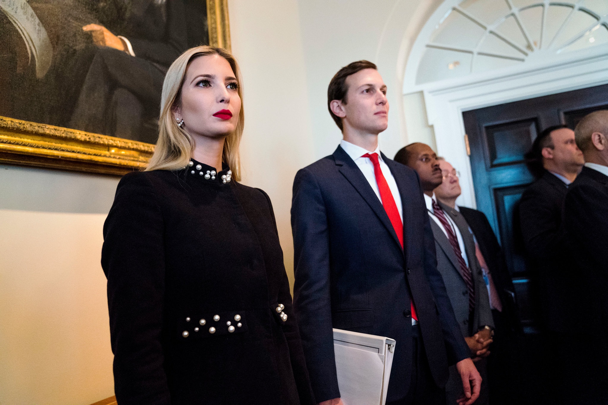 Roi thu do, vo chong Ivanka Trump se doi mat su ghe lanh cua New York hinh anh