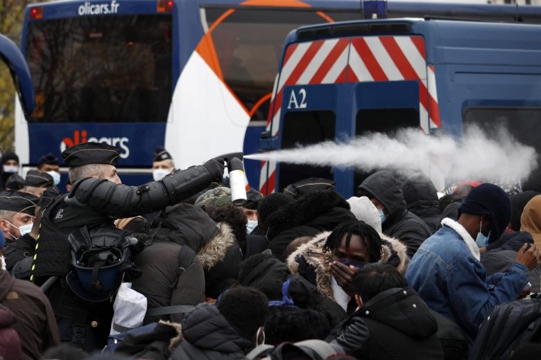 Bo truong Phap 'soc' vi hinh anh canh sat pha do trai ti nan o Paris hinh anh