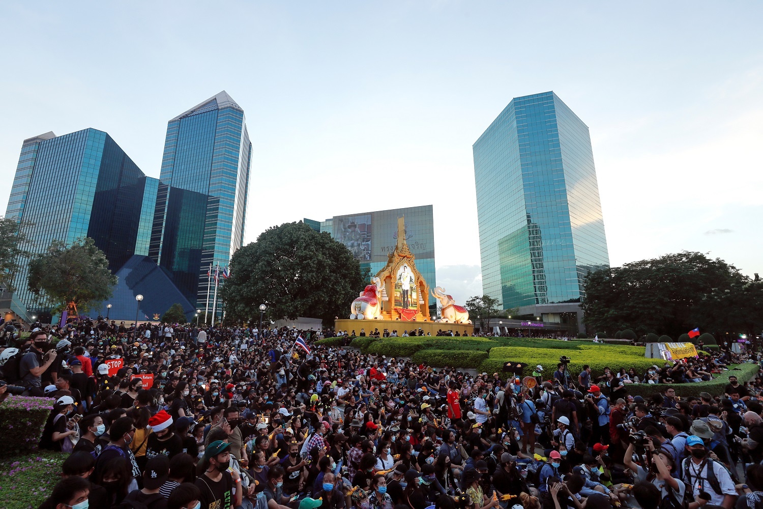 nguoi bieu tinh doi vua Thai giao nop tai san hoang gia anh 1