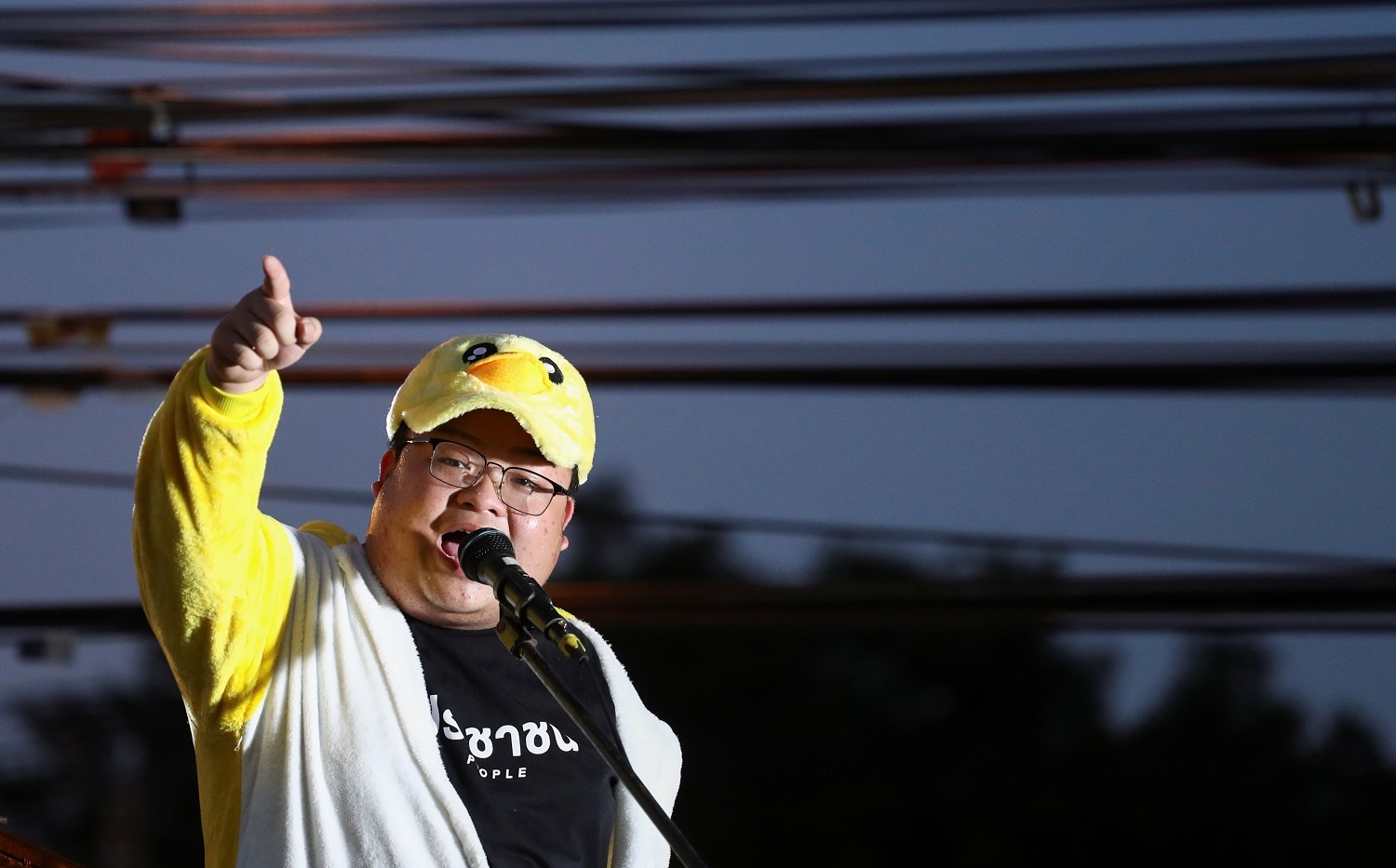 nguoi bieu tinh doi vua Thai giao nop tai san hoang gia anh 5