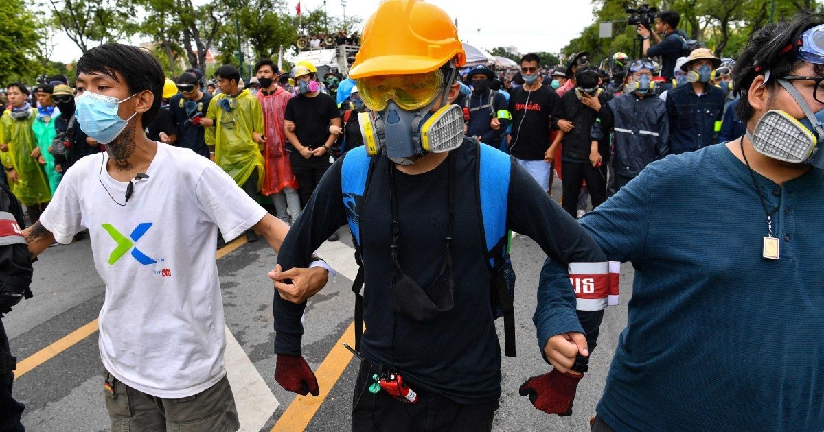 nguoi bieu tinh doi vua Thai giao nop tai san hoang gia anh 4