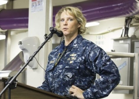 Nguoi phu nu dau tien tro thanh chi huy tau san bay My hinh anh