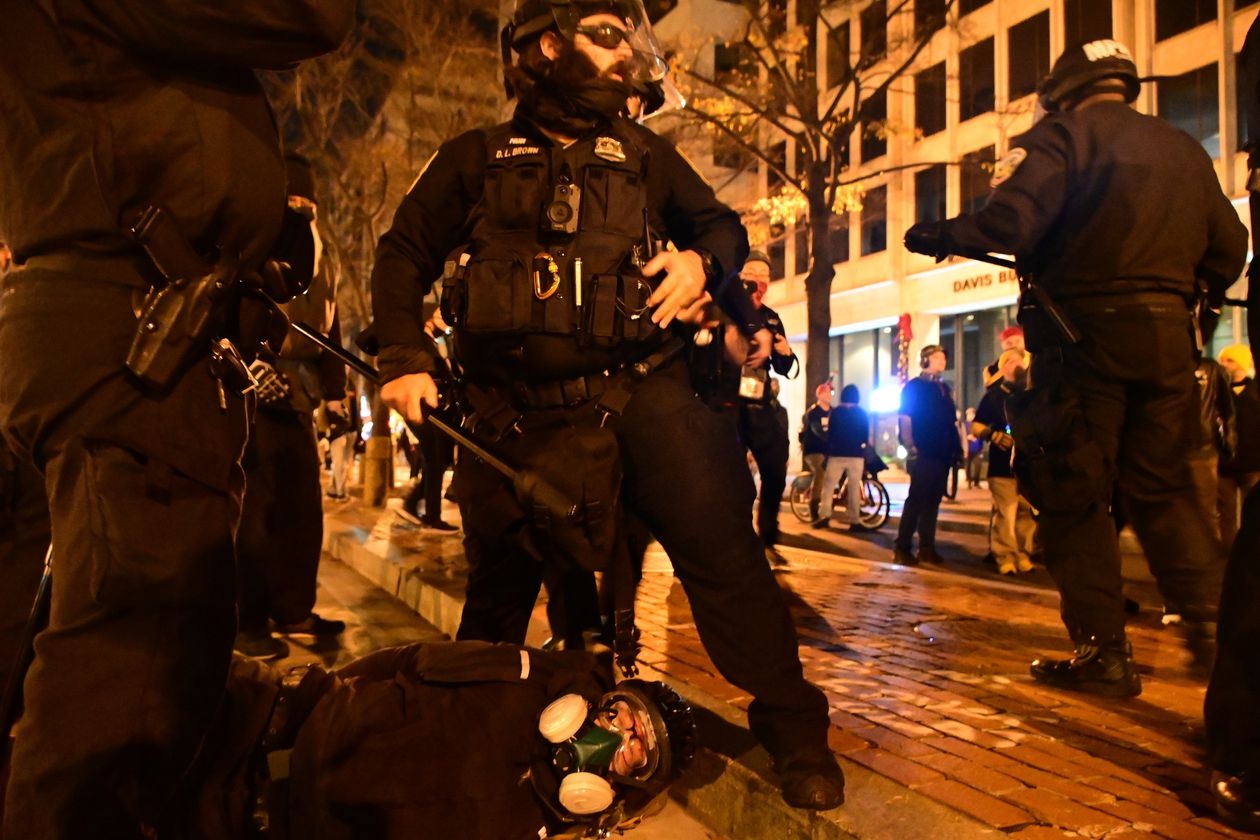 4 nguoi bi dam khi phe ung ho va chong doi ong Trump dung do hinh anh