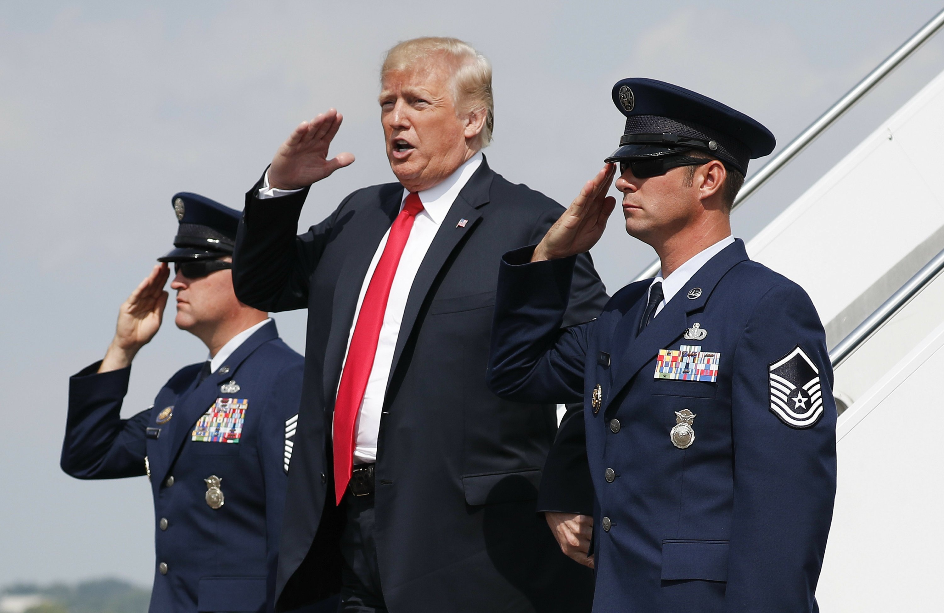 Ong Trump co the kich hoat Luat Noi day de ngan can ong Biden? hinh anh