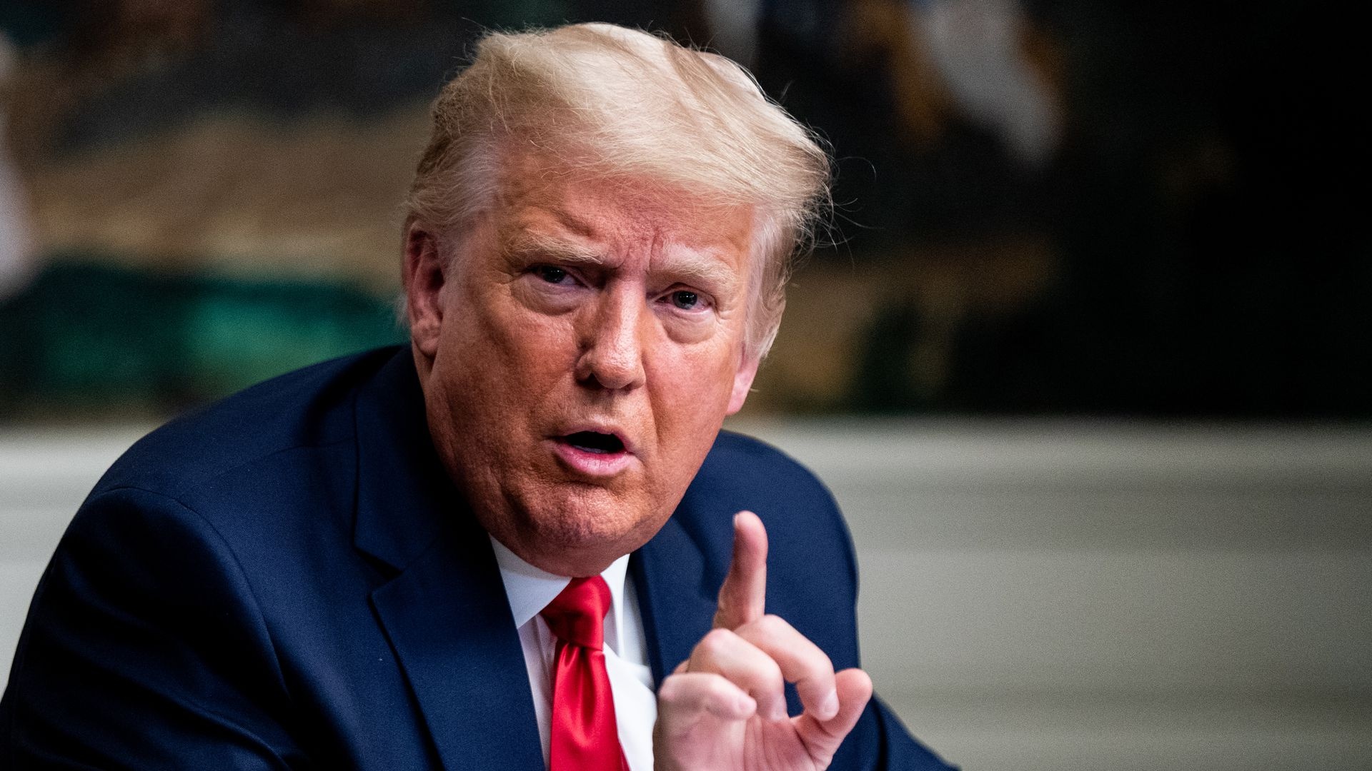 Tong thong Trump phu quyet du luat ngan sach anh 2