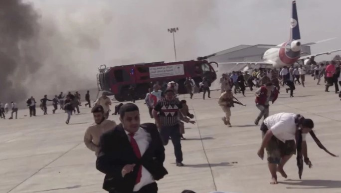 San bay bi tan cong ngay luc thu tuong Yemen dap xuong, 26 nguoi chet hinh anh