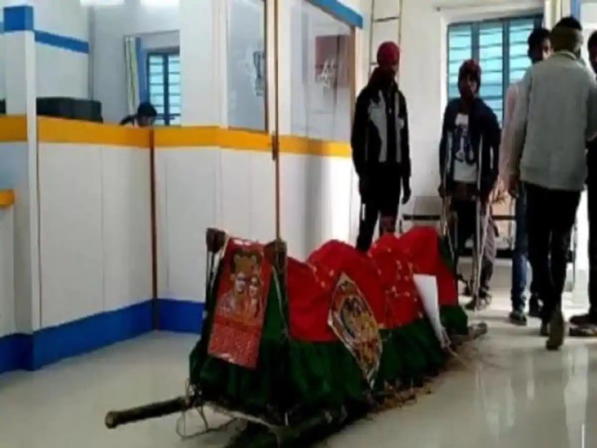 Dua thi the den ngan hang de rut tien lam dam tang hinh anh