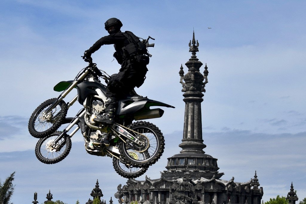 Dac nhiem Indonesia 'lam xiec' tren moto trong le dien tap truoc G20 hinh anh