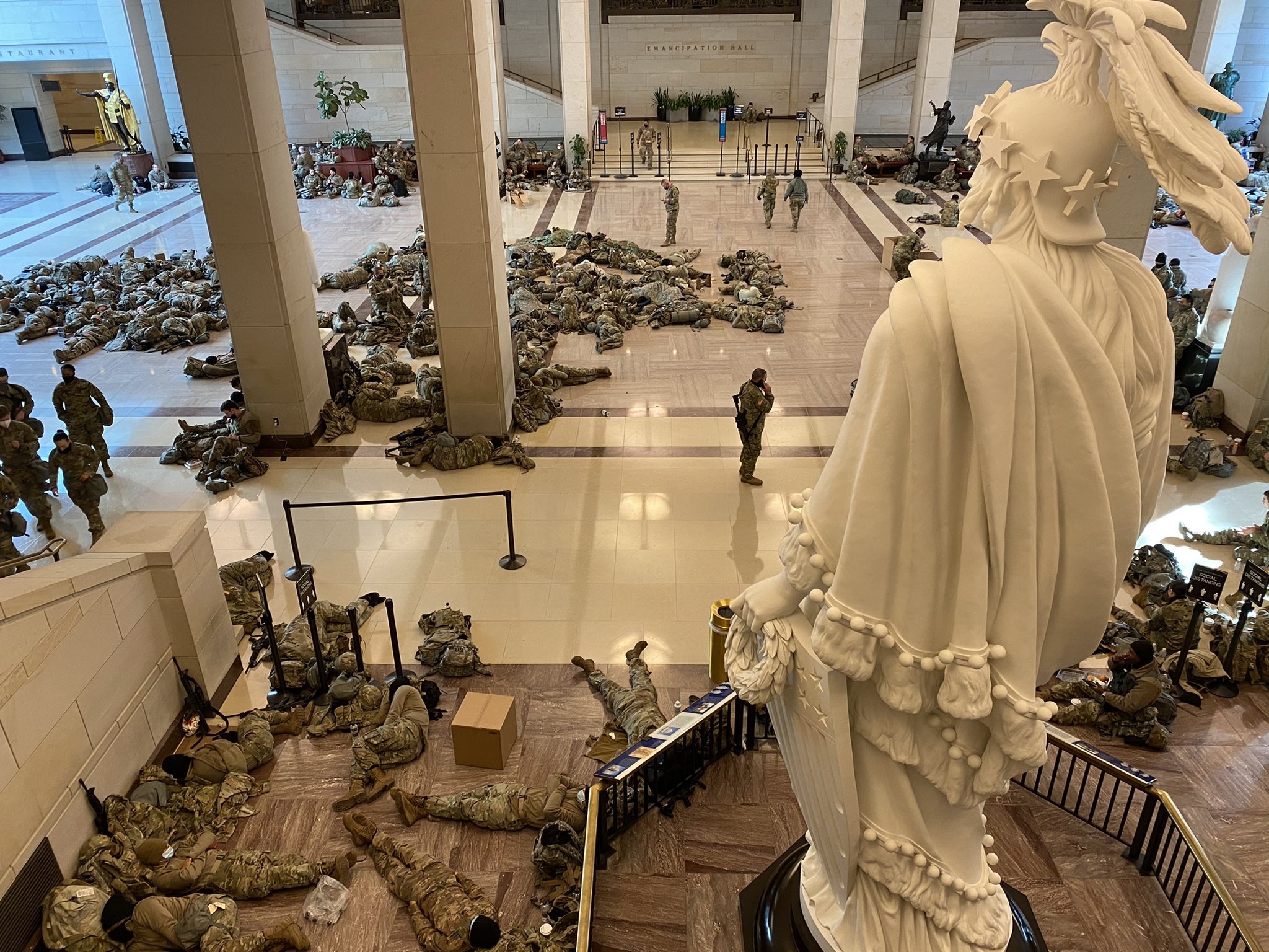 ve binh quoc gia ngu trong dien capitol anh 9