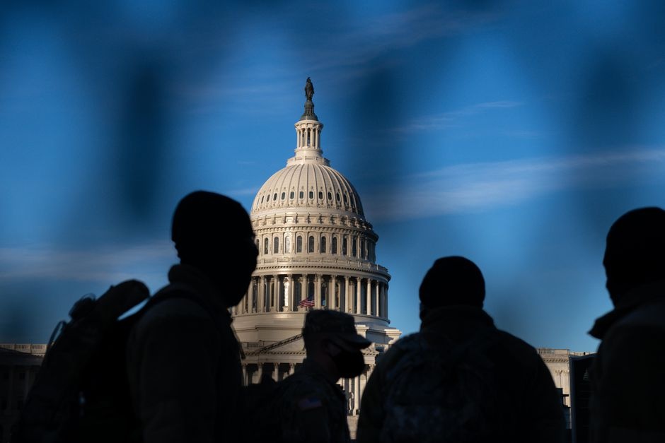 Dien Capitol 'noi bao' vi chiec may do kim loai hinh anh