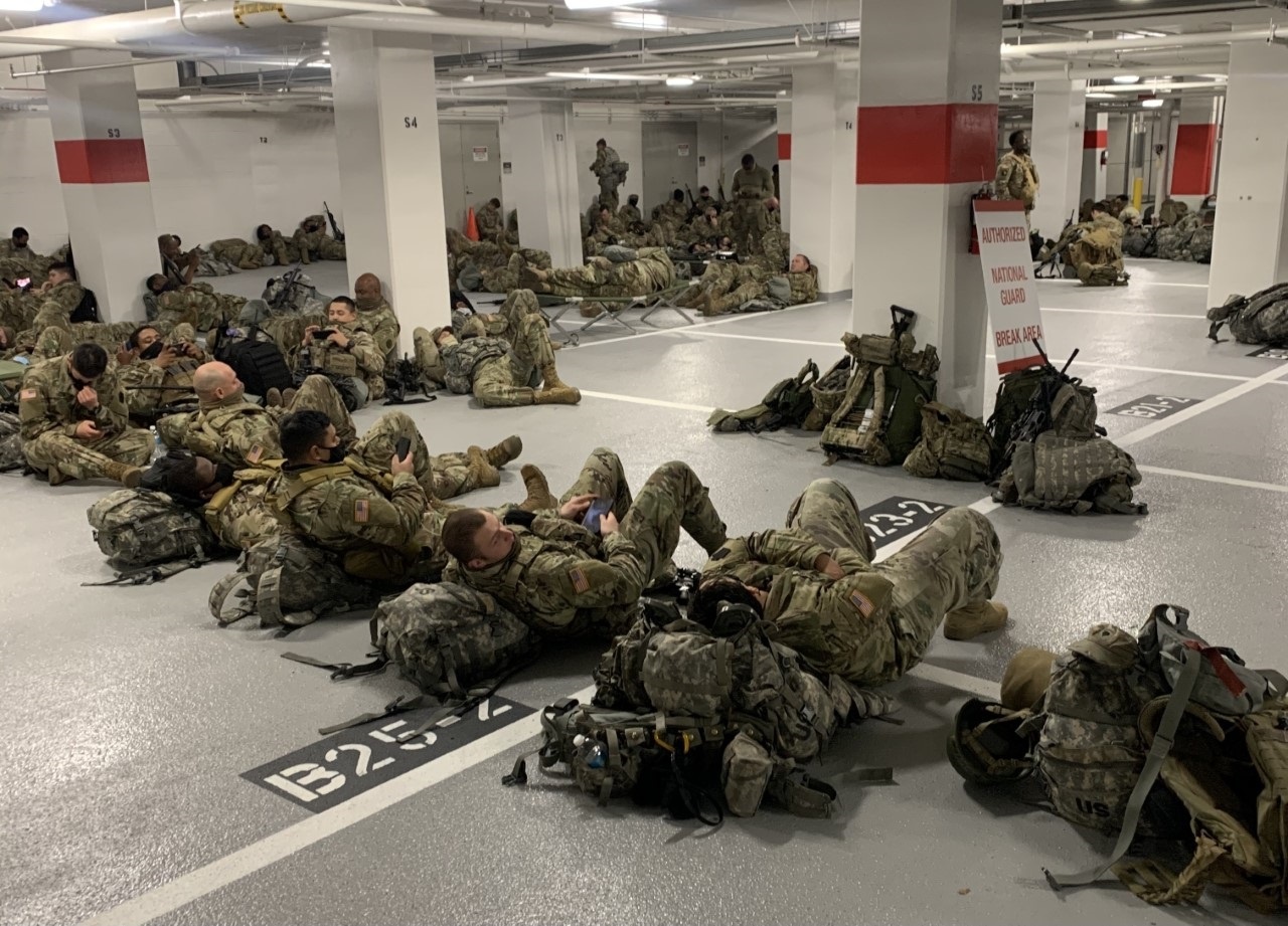 Ve binh Quoc gia bi xua ra khoi Dien Capitol, phai ngu o ham de xe hinh anh