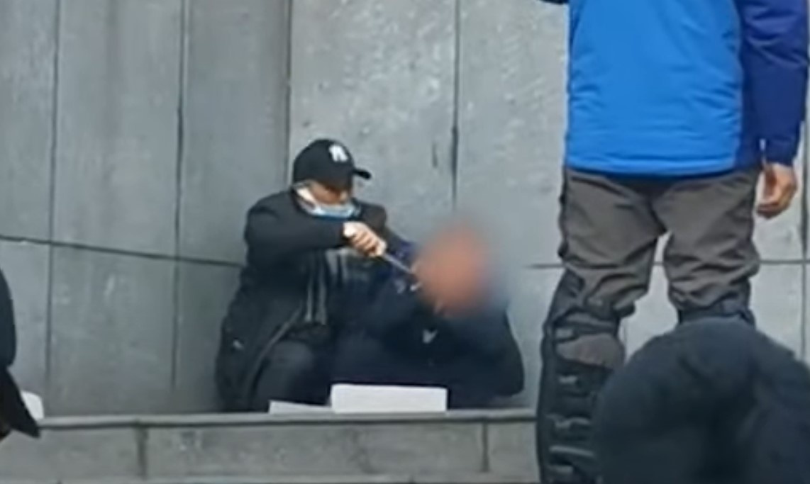 Xa thu ban trung dau ke bat giu con tin o Trung Quoc hinh anh