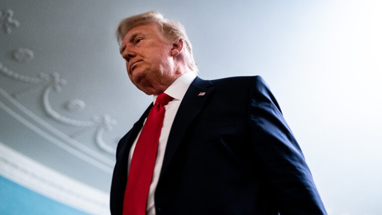 'Chinh quyen Trump khong co ke hoach phan phat vaccine' hinh anh