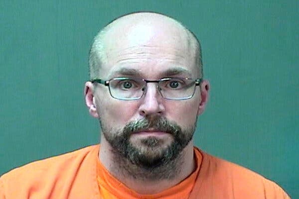 Duoc si My nhan toi pha hoai hang tram lieu vaccine Covid-19 hinh anh