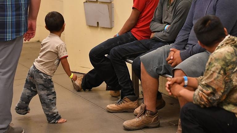 Toa an My giu lai chinh sach thoi Trump ve truc xuat tre nhap cu hinh anh