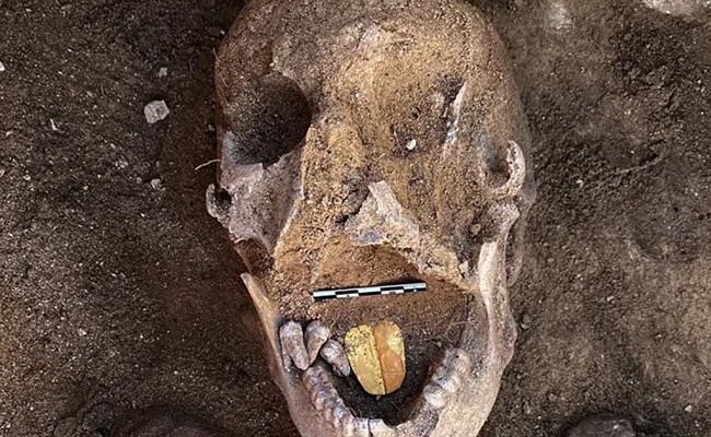 Mo quan tai chua xac uop gan 2.000 nam tuoi co luoi bang vang hinh anh