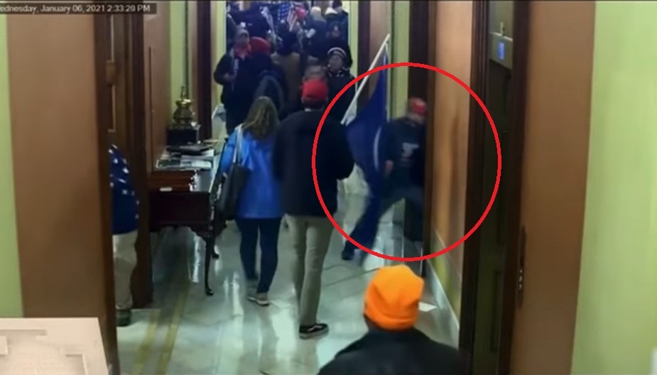 Phe Dan chu tung video gay soc, nhung khong du de ket toi ong Trump hinh anh