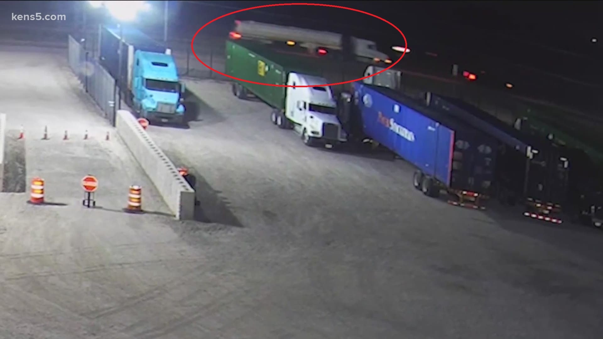 Nguoi nhap cu trong xe tai o My cau cuu 911 vi sap ngat tho hinh anh