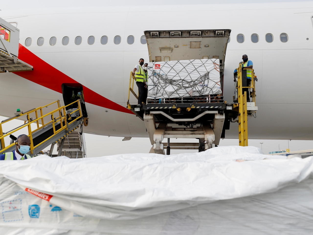 Nuoc dau tien nhan vaccine Covid-19 tu chuong trinh COVAX hinh anh