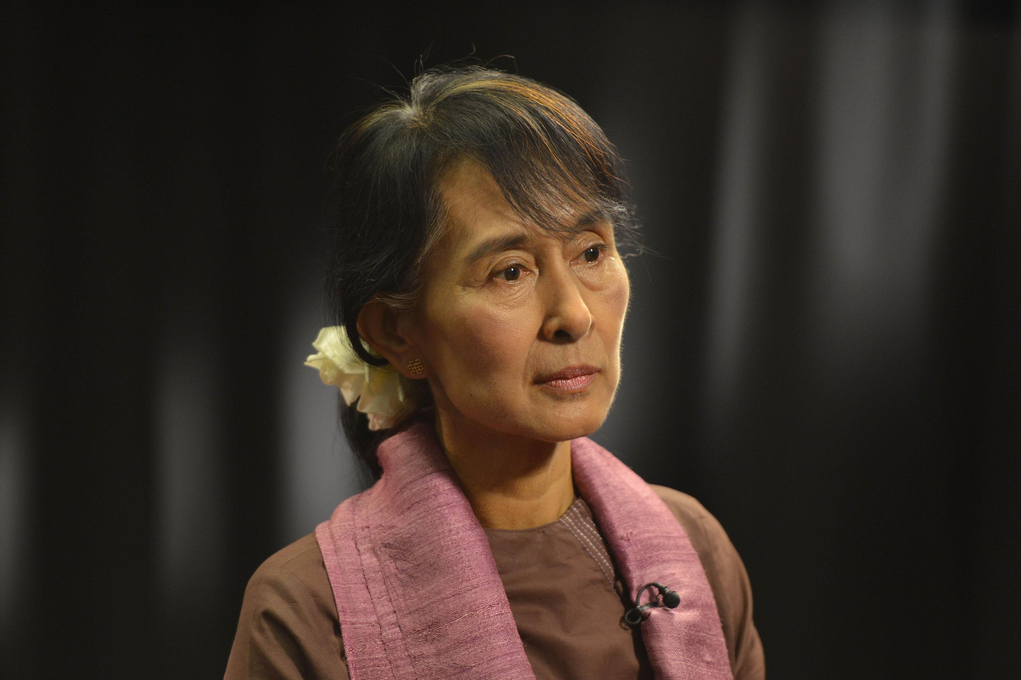 Philippines keu goi quan doi Myanmar tha ba Aung San Suu Kyi hinh anh