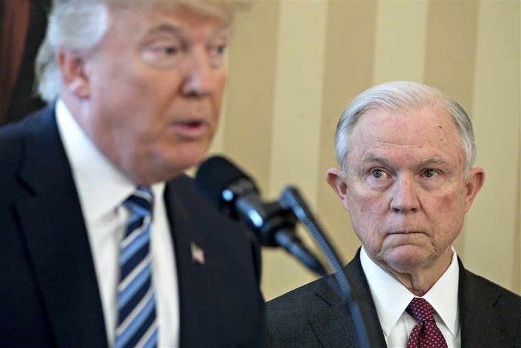 Bo truong Tu phap thoi ong Trump hoi tiec vi chia re gia dinh nhap cu hinh anh