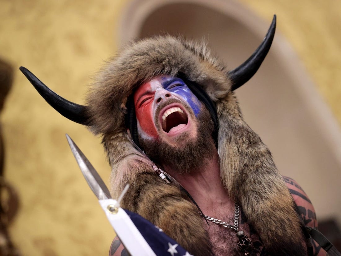 Nguoi deo sung lan dau ke chuyen xay ra trong Dien Capitol hinh anh