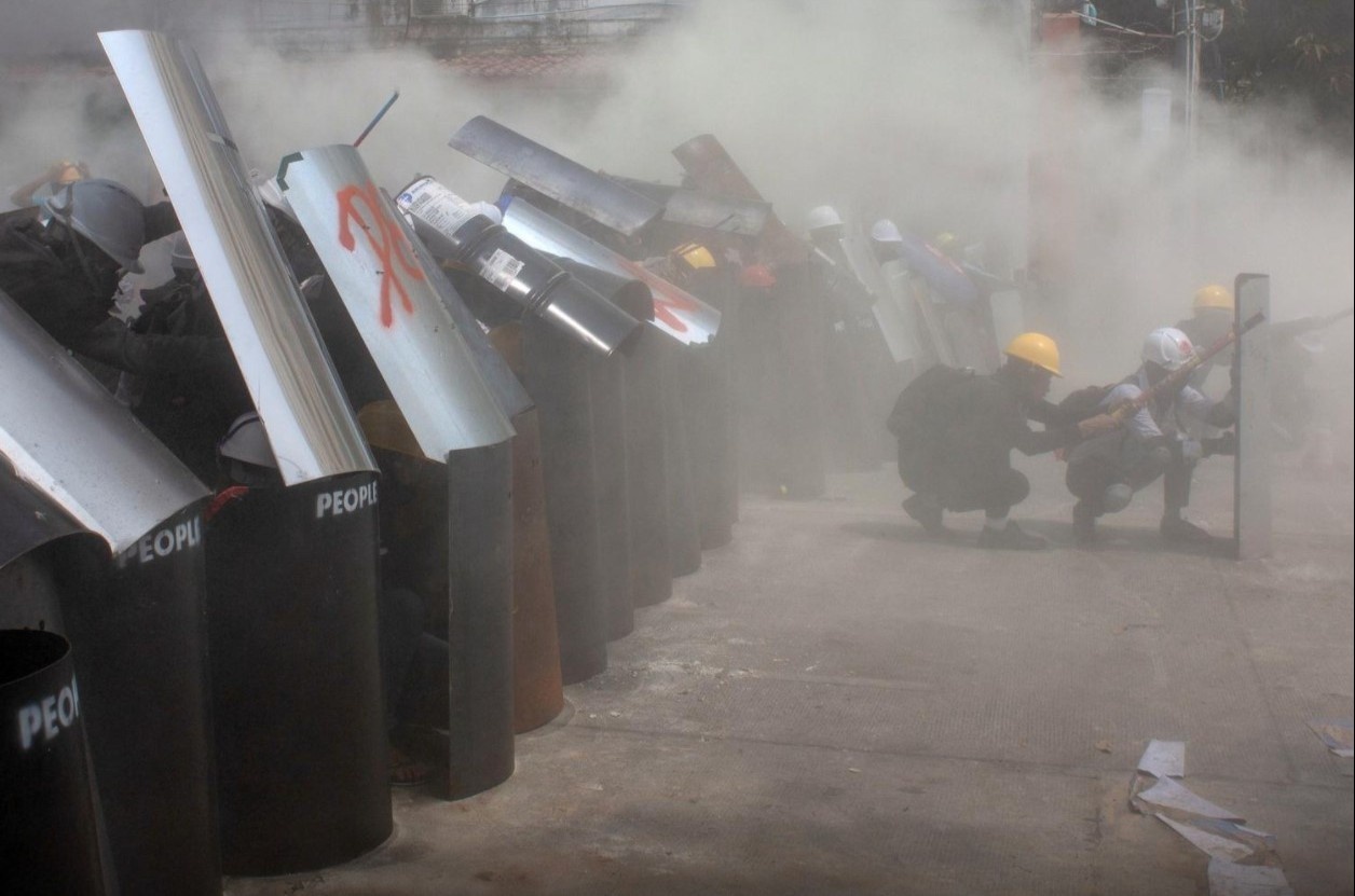 Quan doi Myanmar dung luu dan choang giai tan bieu tinh hinh anh