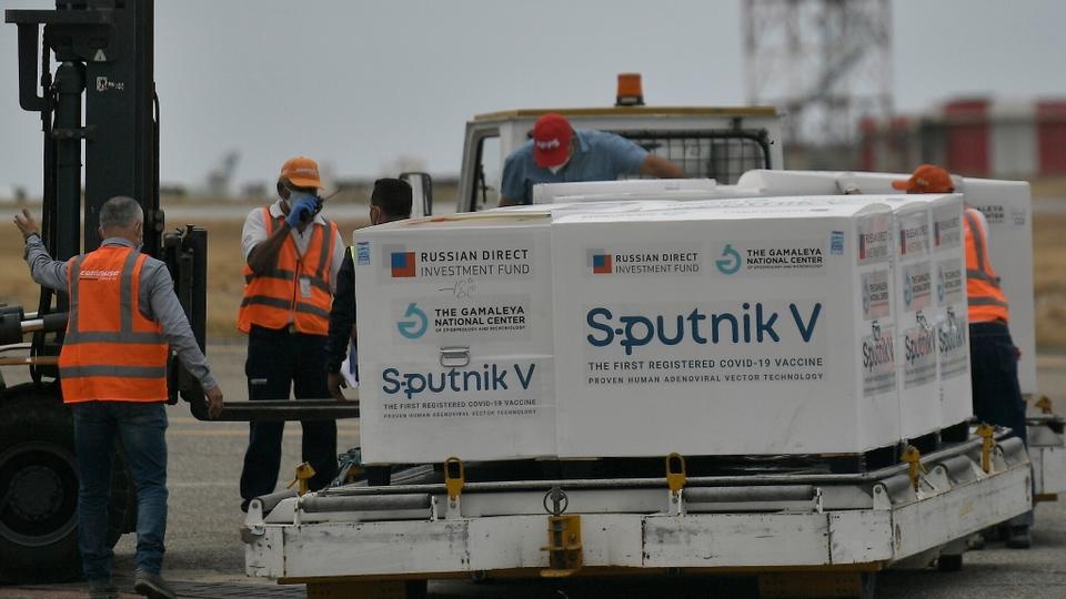 Bo truong Bui Thanh Son de nghi Nga uu tien giao vaccine cho Viet Nam hinh anh