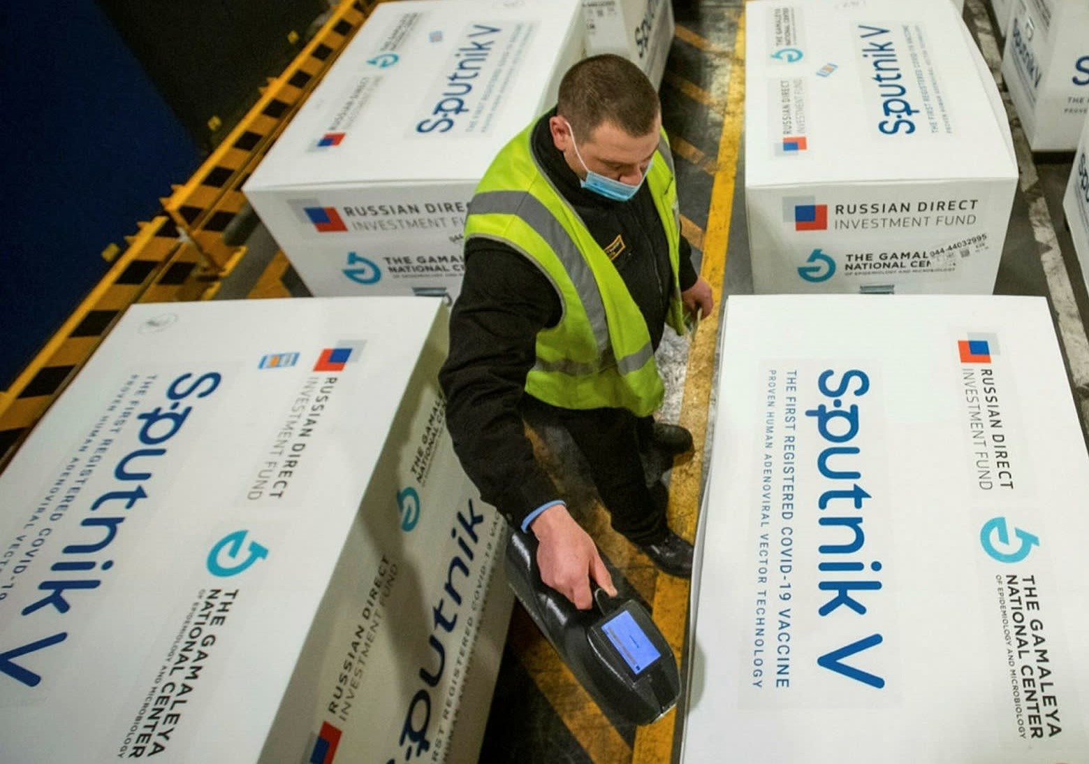 EU bi yeu cau xin loi vi che nhao vaccine cua Nga hinh anh