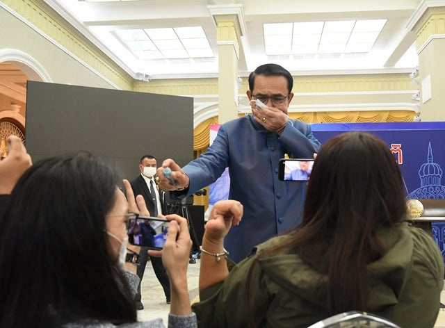 Thu tuong Thai phun dung dich sat khuan vao mat phong vien hinh anh