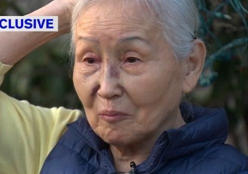 Cu ba goc A bi nho nuoc bot, danh bat tinh giua pho o New York hinh anh