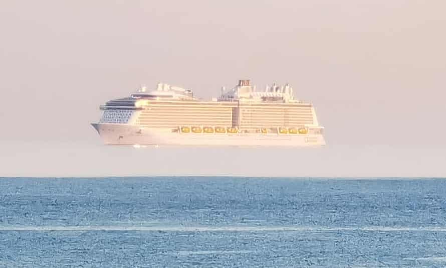 Lai xuat hien con tau lon ‘bay lo lung’ tren bien o Anh hinh anh