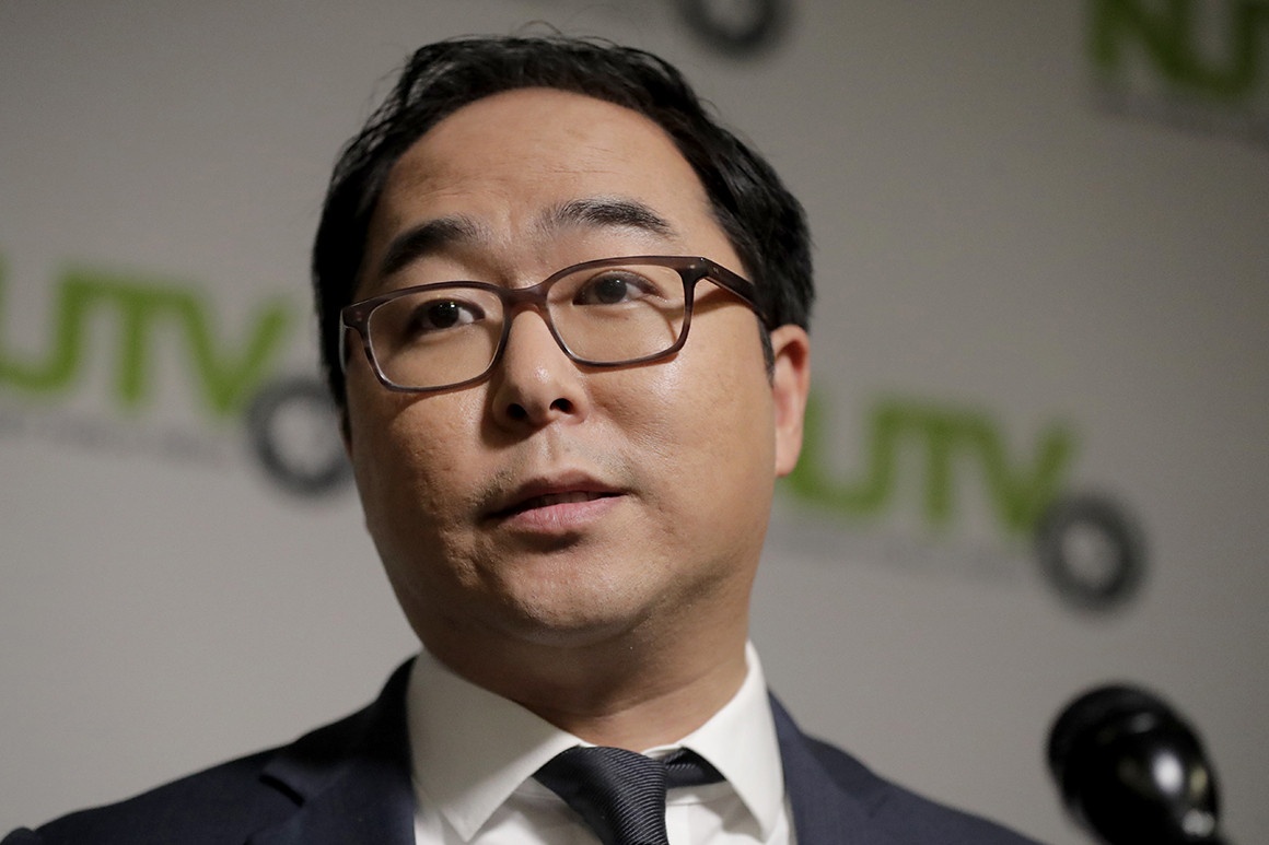 Quan chuc My goc A chiu bat cong, bi coi la dan ngoai quoc o que nha hinh anh