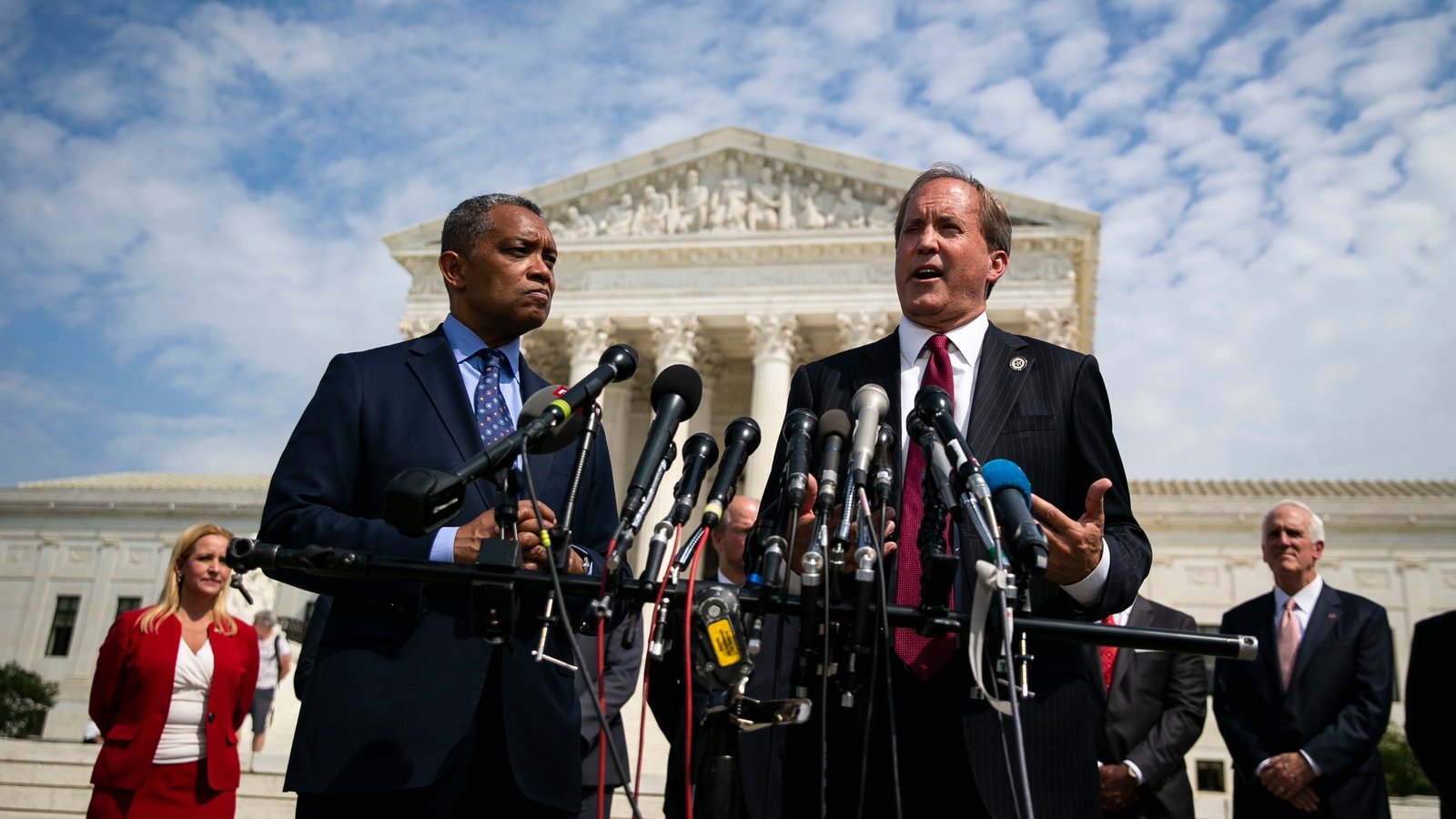 chinh quyen tong thong Biden bi kien anh 3