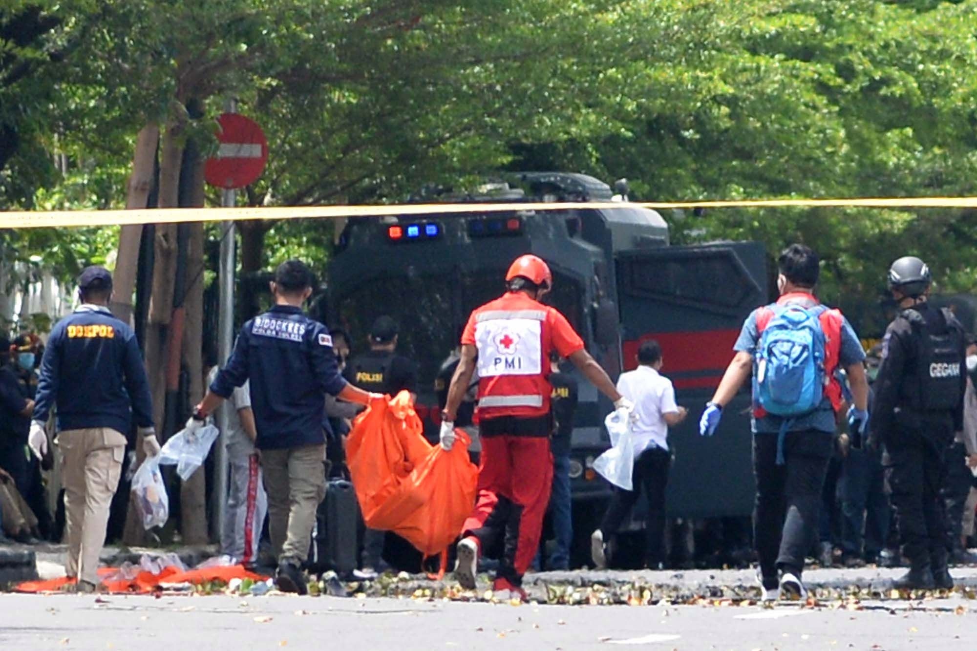 Doi vo chong moi cuoi danh bom tu sat o Indonesia hinh anh