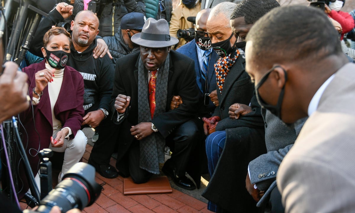 Gia dinh George Floyd quy 8 phut truoc phien toa xu canh sat da trang hinh anh