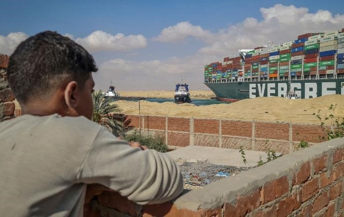 Nguoi phat tai, nguoi 'chay an tung bua' vi su co kenh dao Suez hinh anh