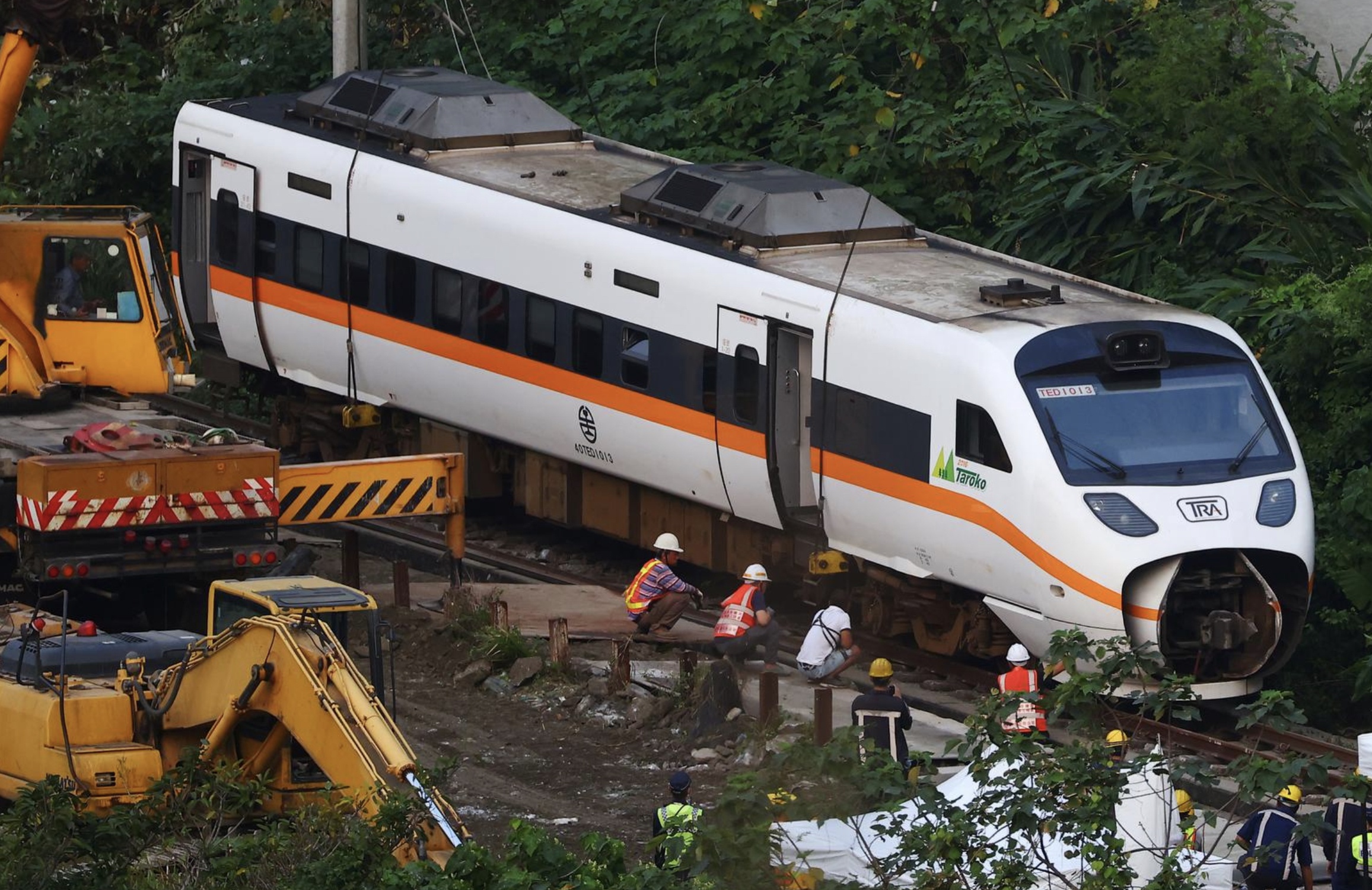 Quan chuc Dai Loan 'nhan moi trach nhiem' vu tai nan tau cao toc hinh anh