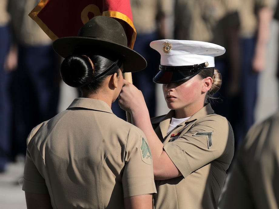 Nu binh si My to bi 22 dong doi quay roi tinh duc o doanh trai hinh anh