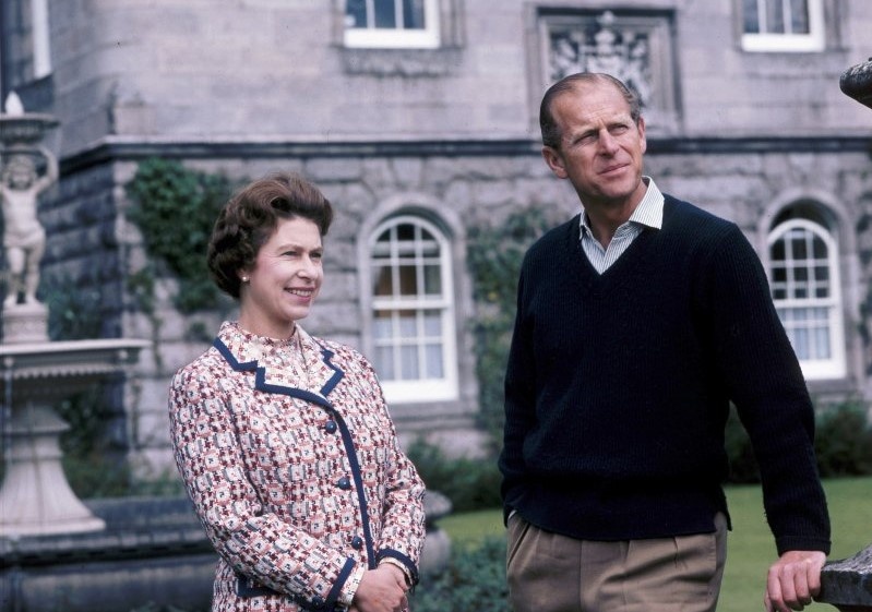 'Voi tinh yeu thuong vo bo, Nu hoang tien ong ra di' hinh anh