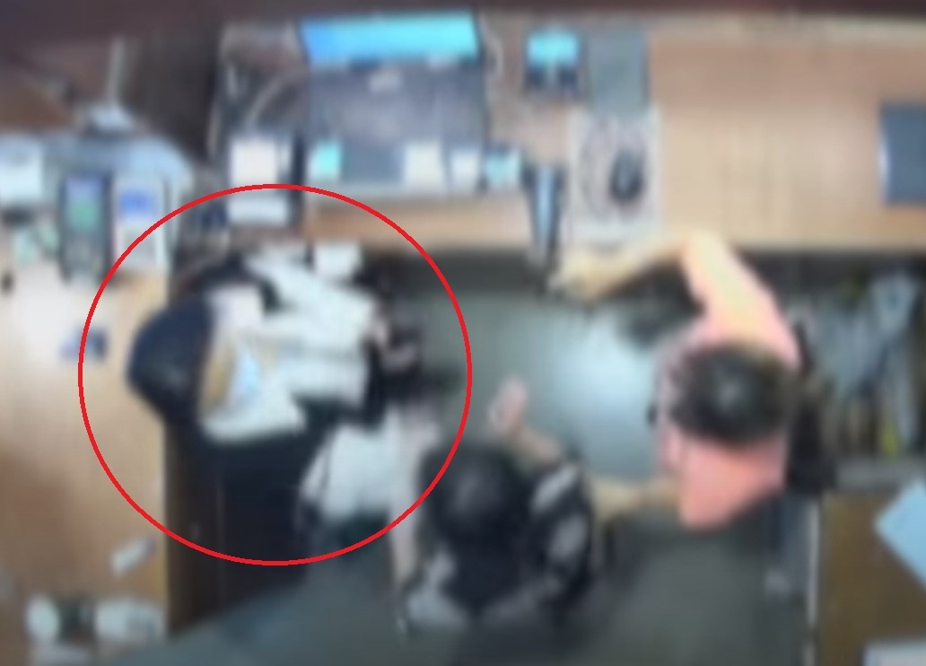 Dan Han Quoc phan no vi vo dai su Bi tat vao mat nhan vien ban hang hinh anh